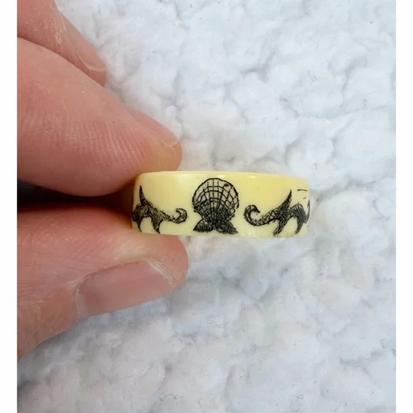(VTG) Cream/Black Scrimshaw-Style Mermaid/Seashell Nautical-Themed Carved Ring - Picture 9 of 11